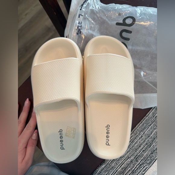 Cream Slides - Picture 2 of 4